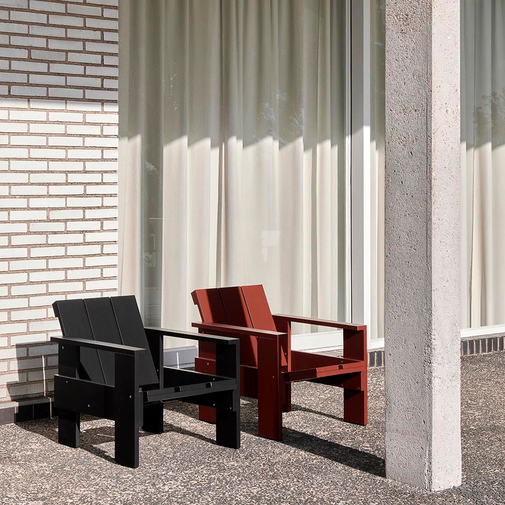 クレートラウンジチェア・ブラックとアイアンレッドの使用イメージ