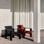 クレートラウンジチェア・ブラックとアイアンレッドの使用イメージ