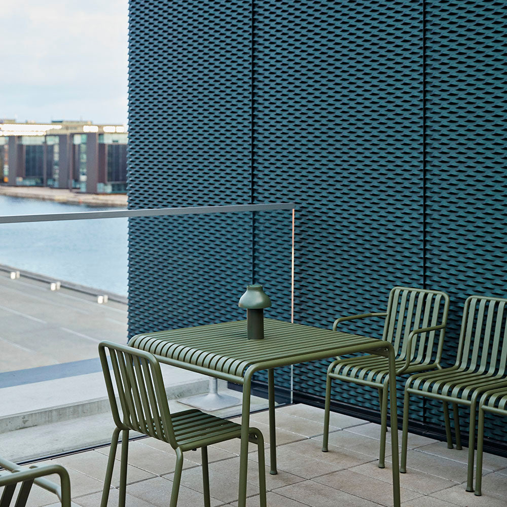 パリサードチェア、パリサードテーブル、パリサードアームチェア・オリーブの使用イメージ